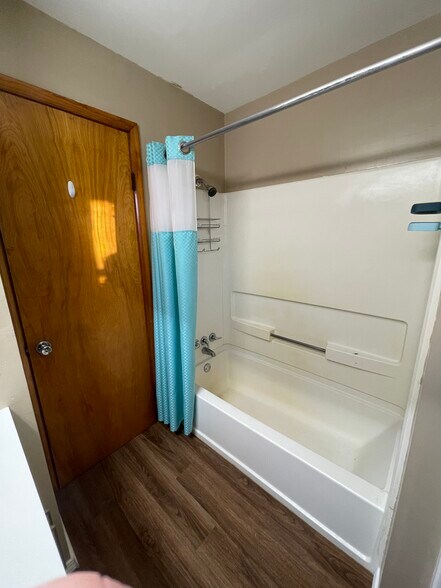 Upstairs bathroom - 8451 Pleasantwood Ave NW