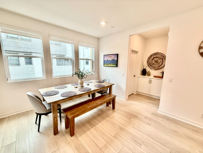 Building Photo - 806 S Grable Cir
