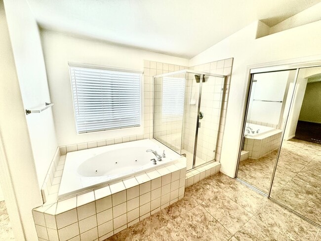 Building Photo - Make yourself at home in this delightful B...