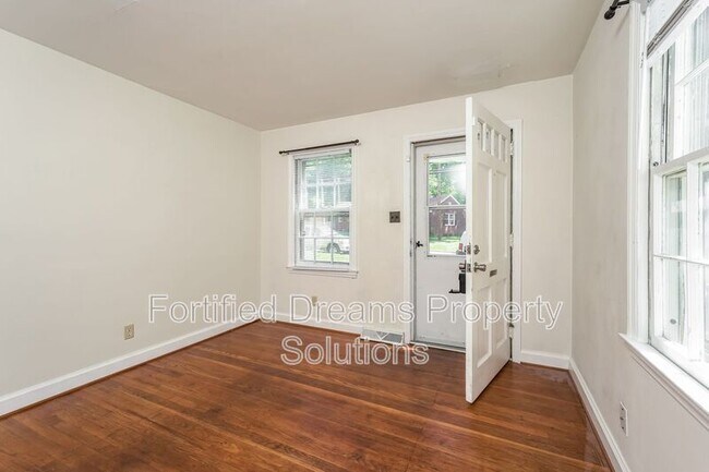 Building Photo - 901 Grayland St