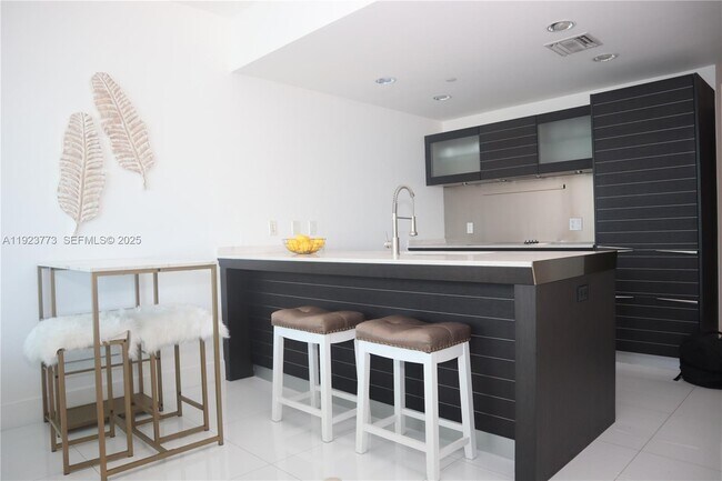 Building Photo - 200 Biscayne Blvd Way