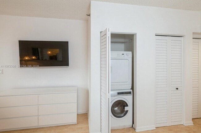 Building Photo - 540 Brickell Key Dr