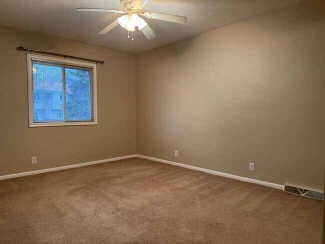 Building Photo - Updated Townhome in Willow Wood Near 120th & Blondo!