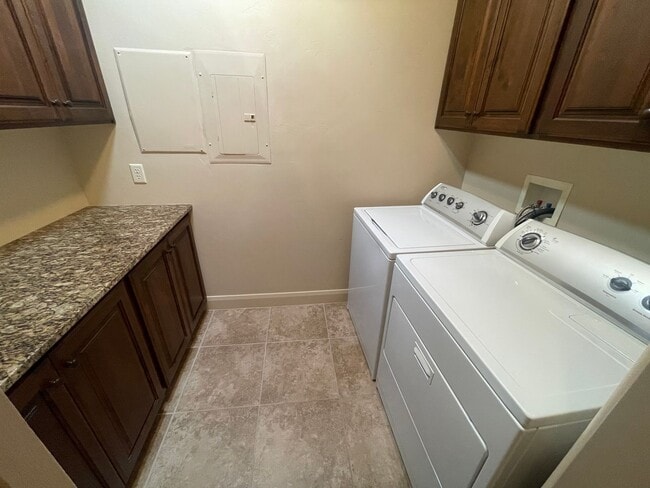 Building Photo - Great home and Pet Friendly!!  ADA tub/shower