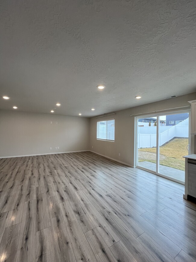 Building Photo - 4501 W Bedford Ave