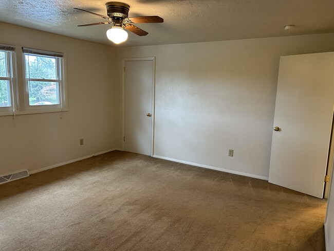 Building Photo - 108 Oak Rd