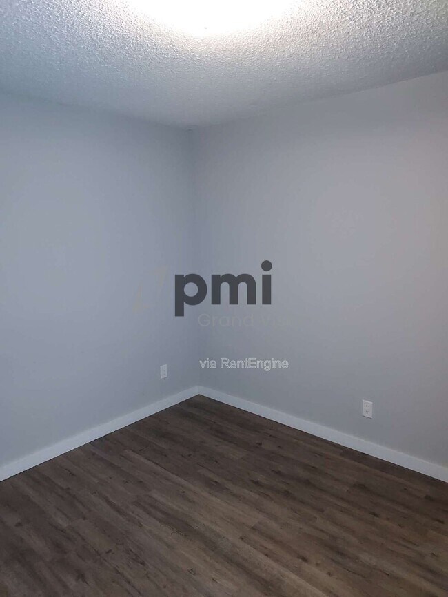 Building Photo - 465 E Main St