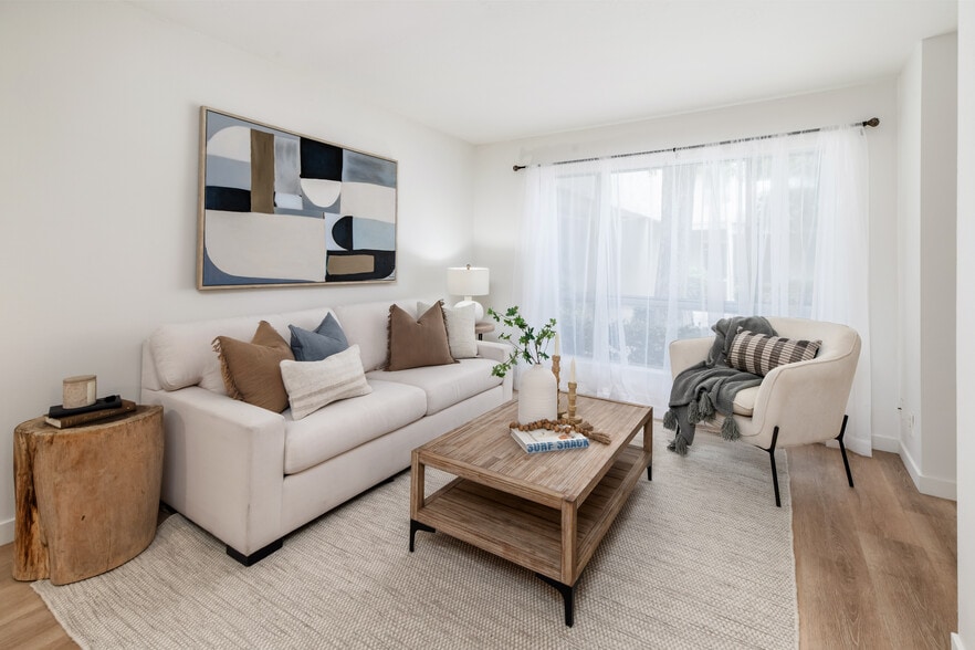 Building Photo - 13754 Mango Dr