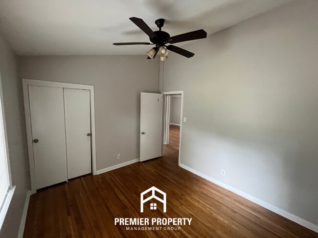 Building Photo - Charming 3BR/2BA Home Near Parkway Village | Hardwood Floors Throughout & Fenced Yard