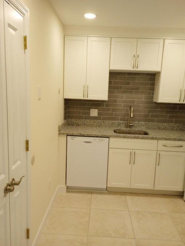 Building Photo - Rental in Stuart