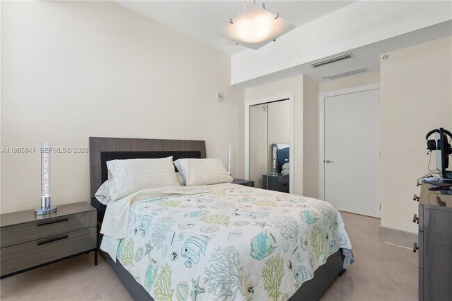 Building Photo - 17001 Collins Ave