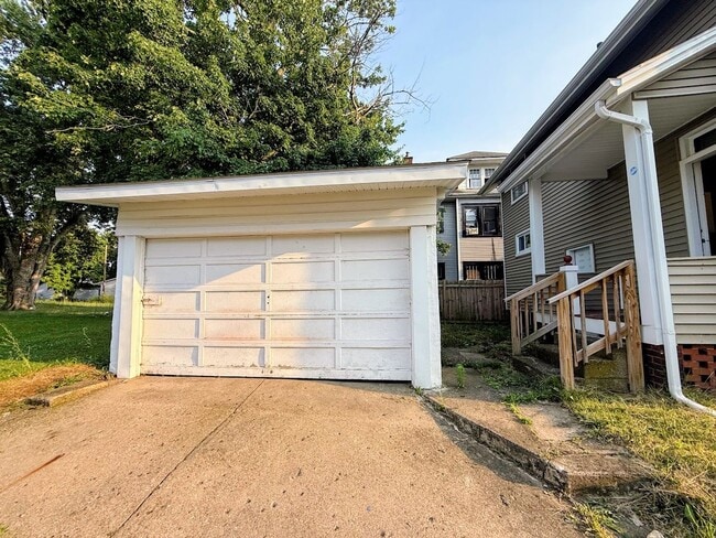 Building Photo - Beautiful 3 bedroom home on corner lot with garage - Canton NW