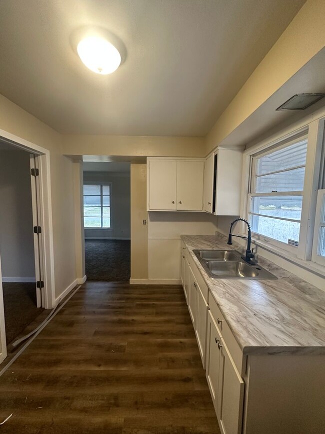 Building Photo - 3bd Single Water/Sewer Included Section 8