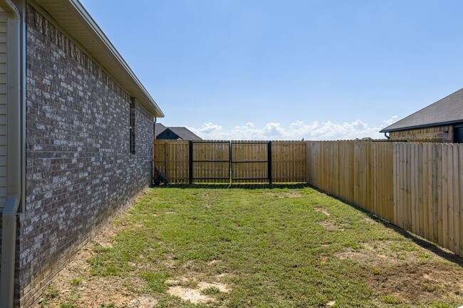 Building Photo - Modern Living: Spacious 5 Bed, 2 Bath Home...