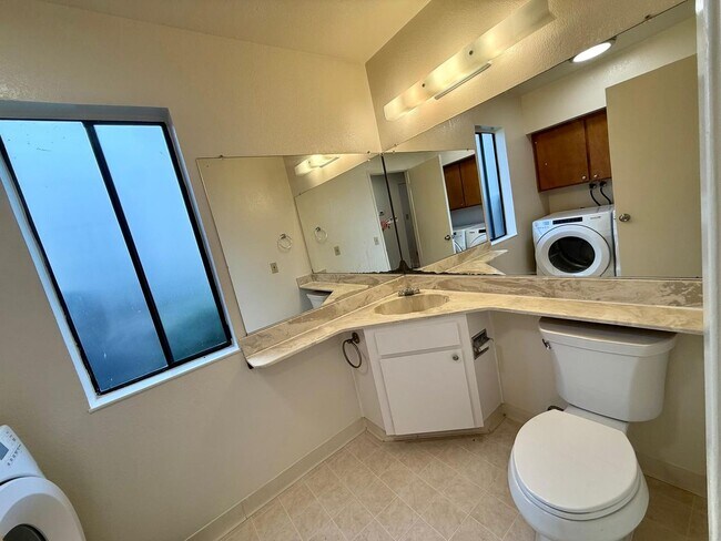Building Photo - SPACIOUS 3 BED  2.5 BATH END UNIT TOWNHOME IN SAN MARIN VALLEY