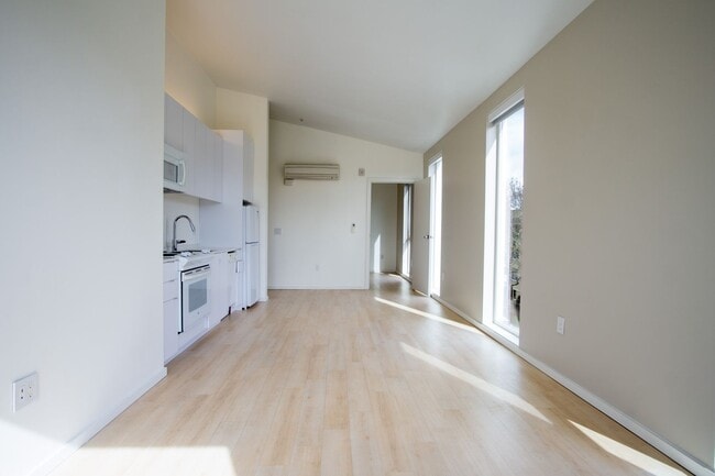 Building Photo - Modern Top Floor Corner Apt w/ W/D, A/C, & DW!