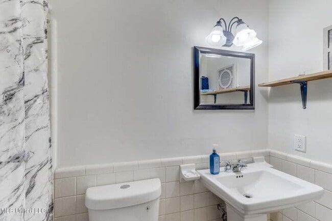 Building Photo - 15305 Northwood Dr