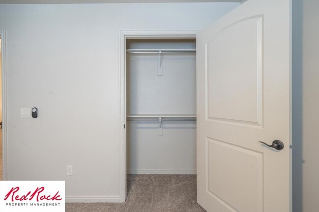 Building Photo - Cozy Townhome with Community Pool