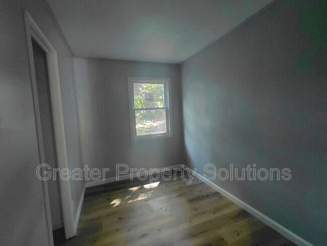 Building Photo - 2309 Del Plain Ave