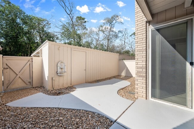 Building Photo - 2113 Lake Village Dr