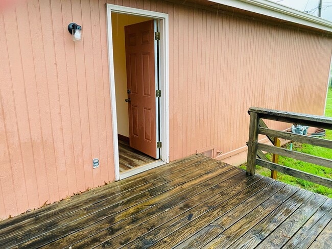 Building Photo - 2 Bed 2 Bath 1 Car Garage Flat Duplex-