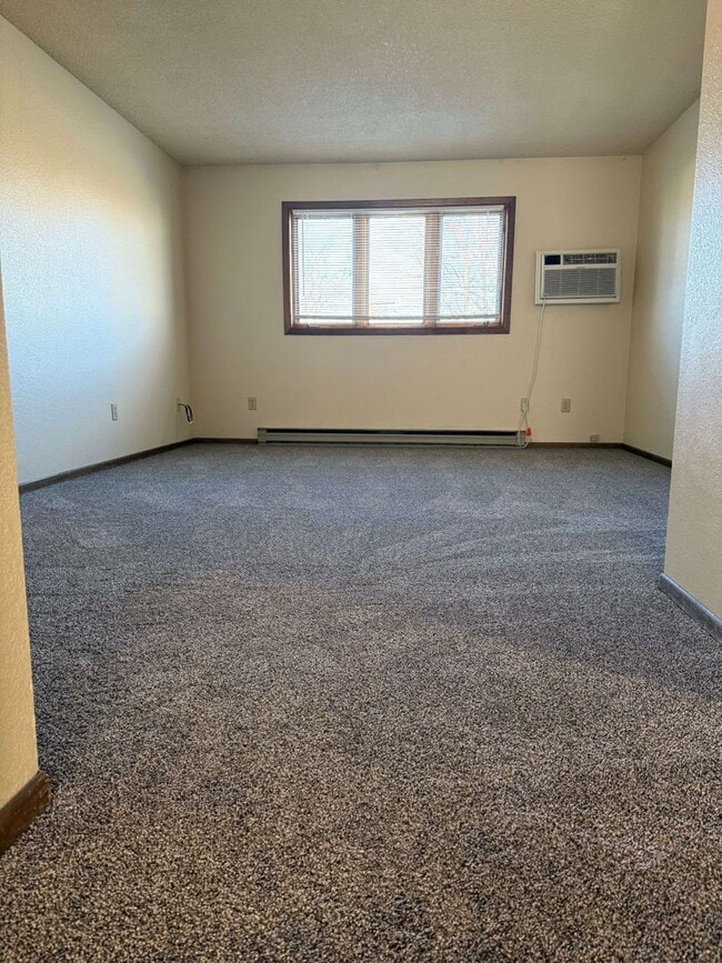 Building Photo - r266