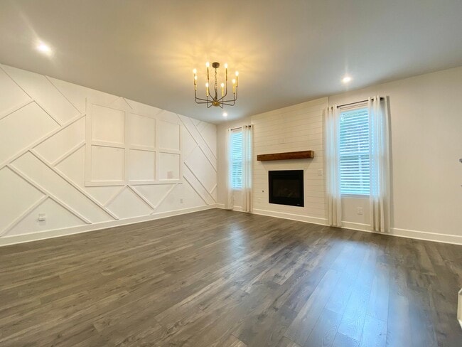 Building Photo - 4 Bedroom, 3 Bath Home w/ 2 Car Garage