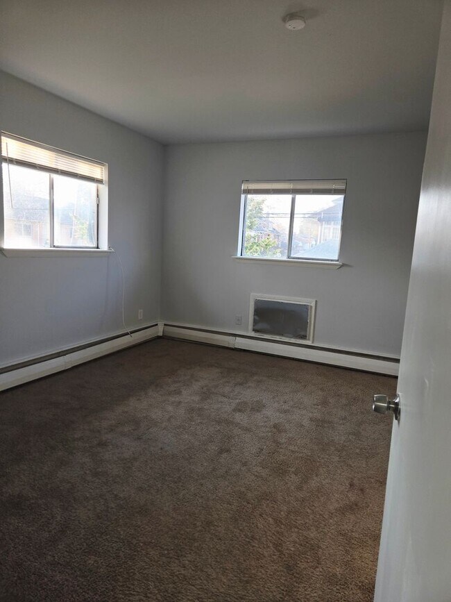 Building Photo - 2 bedroom, 1 bathroom