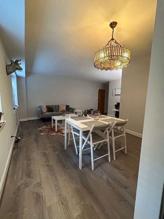 Building Photo - Exceptional Location 1 Bedroom 1 Bathroom Condo Newly remodeled