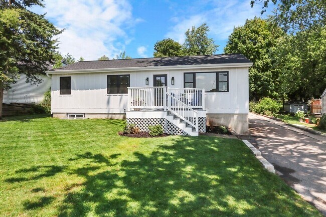 Building Photo - Fontana-on-Geneva Lake Furnished Home Available for Monthly & Mid-Term Rentals