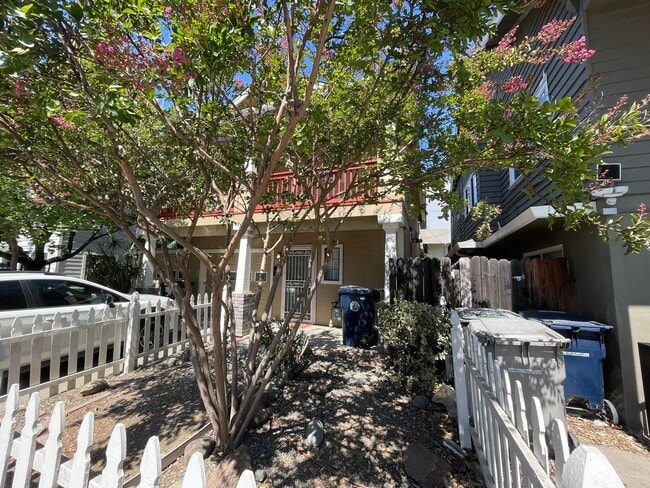 Building Photo - $1000 Moves You In, No Rent Until 8/1!!~Curtis Park Area, Huge 2x2 Duplex with Garage, Must See