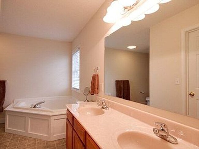 Building Photo - Spacious home with 5 bedrooms and 3 full b...