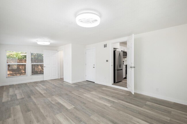 Building Photo - 434 Byrnes Dr