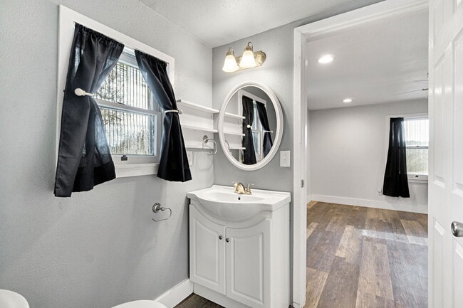 Building Photo - 480 N Rio Vista Ave