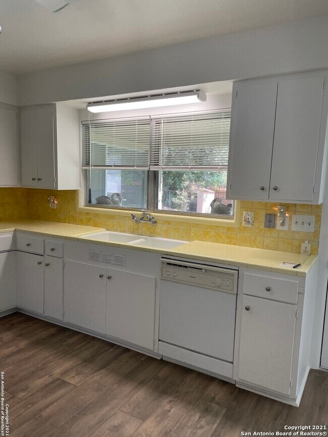 Building Photo - 600 Antler Dr