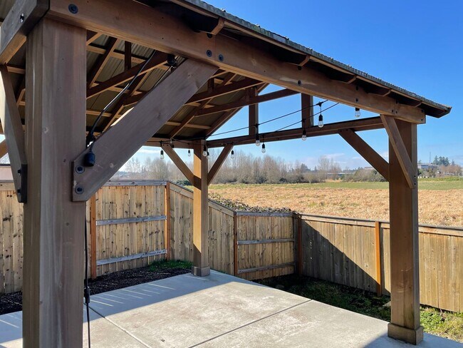 Building Photo - BEAUTIFUL 3 Bedroom 2.5 Bath Home! High Ce...