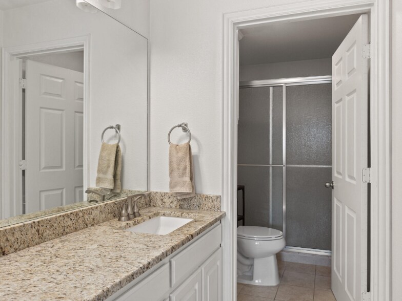 Building Photo - 6504 Lago Vista Dr