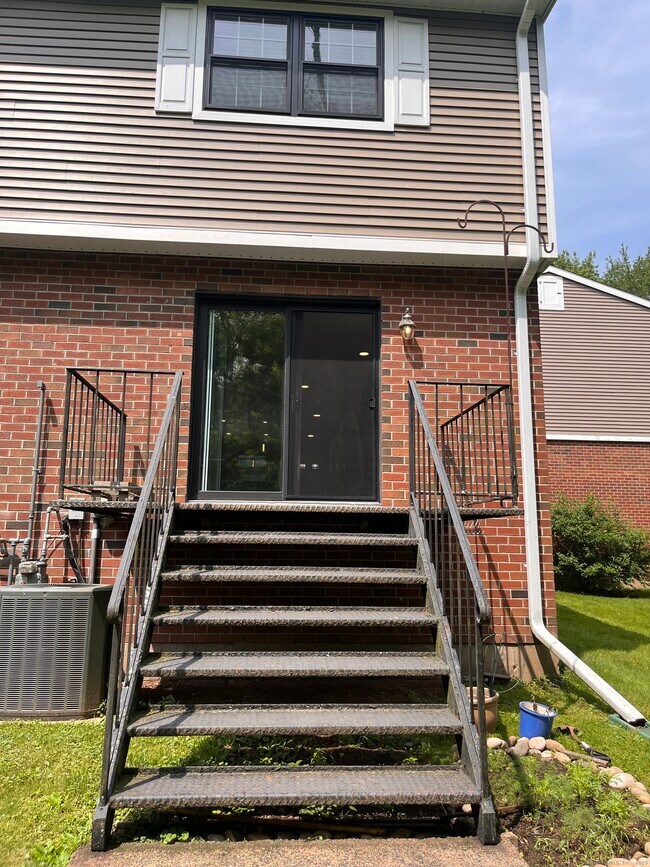 Building Photo - 142 Hampton Ct