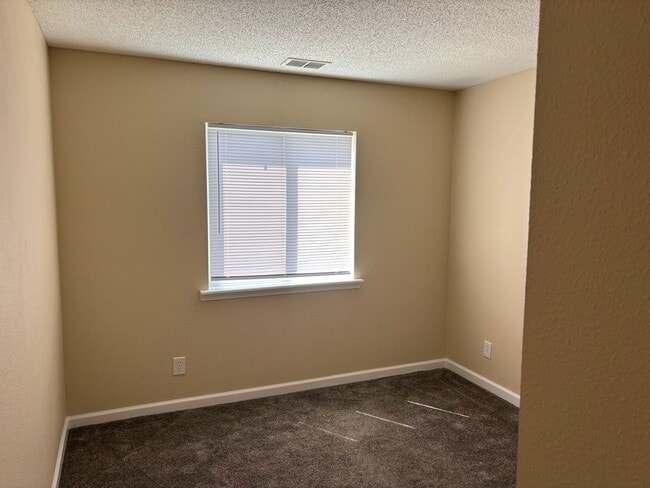 Building Photo - 2 BEDROOM 1 BATH CONDO