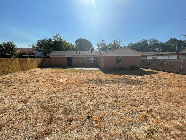 Building Photo - 3 BR/2BA |  Renovated Single Family Home |   2-car garage | Fenced backyard!