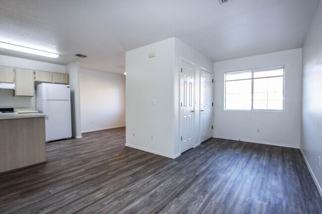 Building Photo - 8100 E Lakeshore Dr