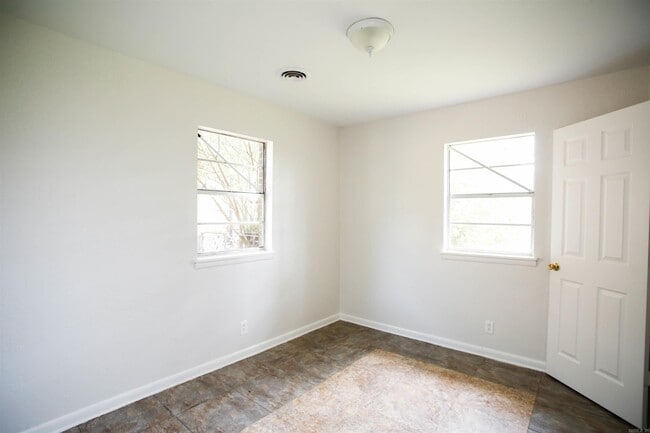 Building Photo - 2406 Belmoor Ave