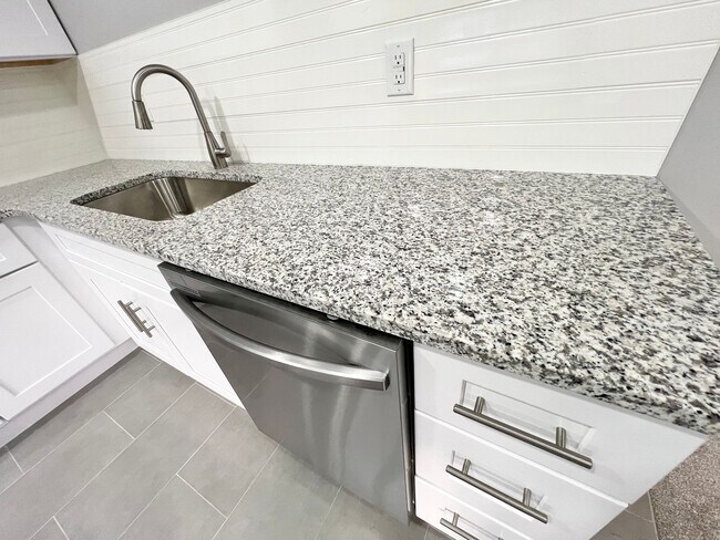 Building Photo - Meridian Apartments Your Gateway to Everything in Hampton Roads