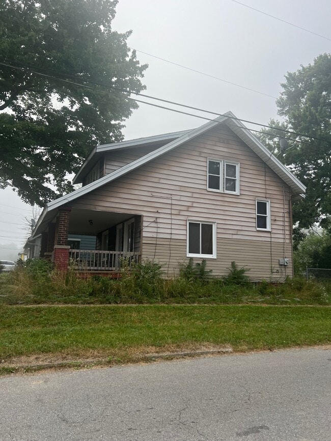 Building Photo - 1641 Stewart Ave