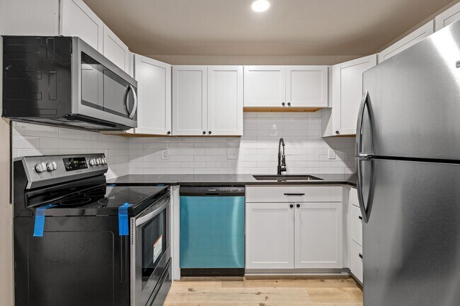 Interior Photo - 1121 W End Blvd