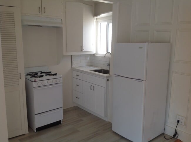 Building Photo - 933 18th St