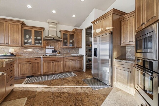 Building Photo - VIEWS AND FURNISHED