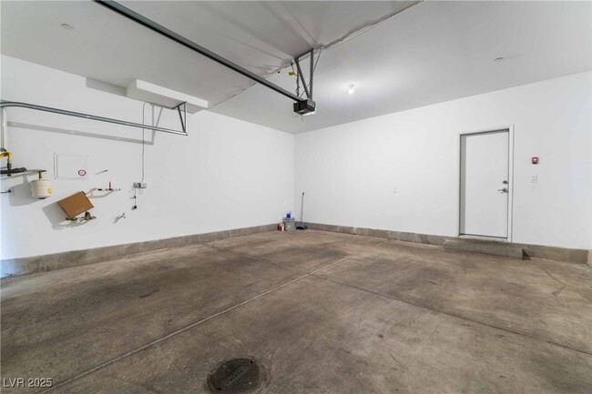 Building Photo - 25 Alamere Falls Dr