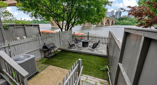 Building Photo - 3590 Water St NW