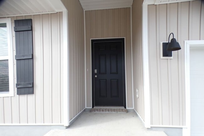 Building Photo - 4 Bedroom Home - Bridlewood
